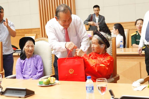 Phó Thủ tướng tiếp đại diện gia đình liệt sĩ và cựu chiến binh tiêu biểu toàn quốc - ảnh 1